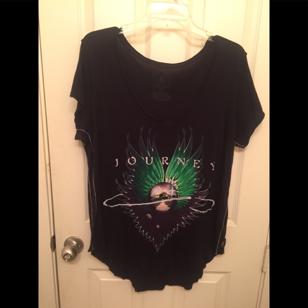 EUC Trunk Ltd Journey Band V Neck T-shirt💚🎶🖤